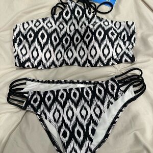 Stylish Black and White Women's Swim Set